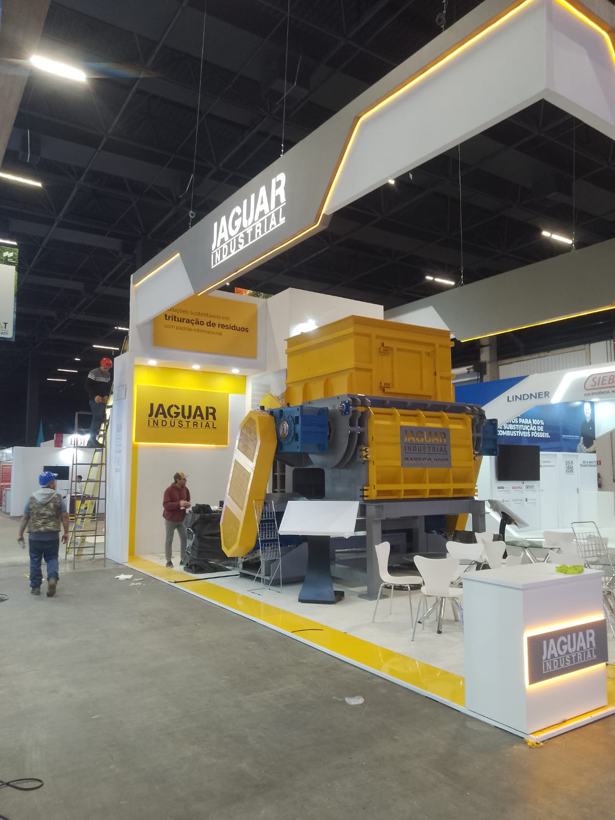 Stand industrial Jaguar com maquinário pesado