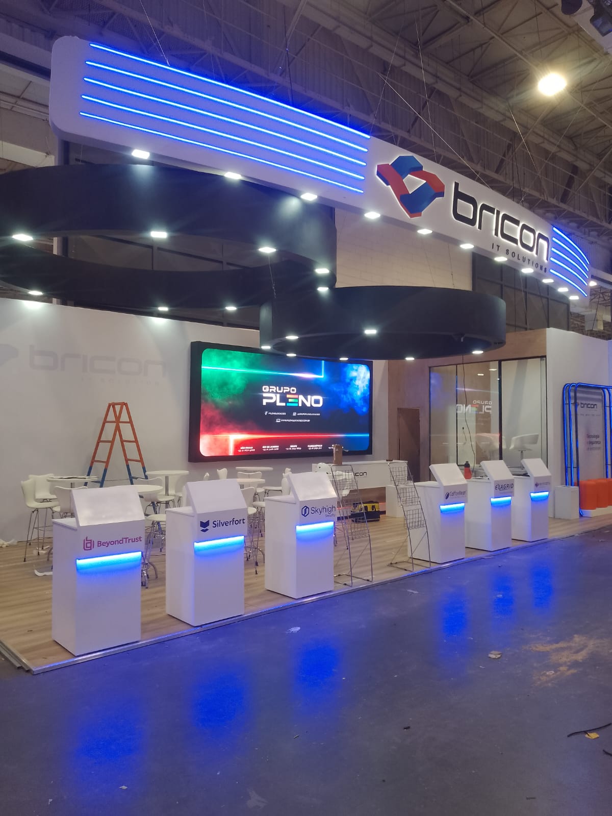 Stand tecnológico com iluminação LED azul