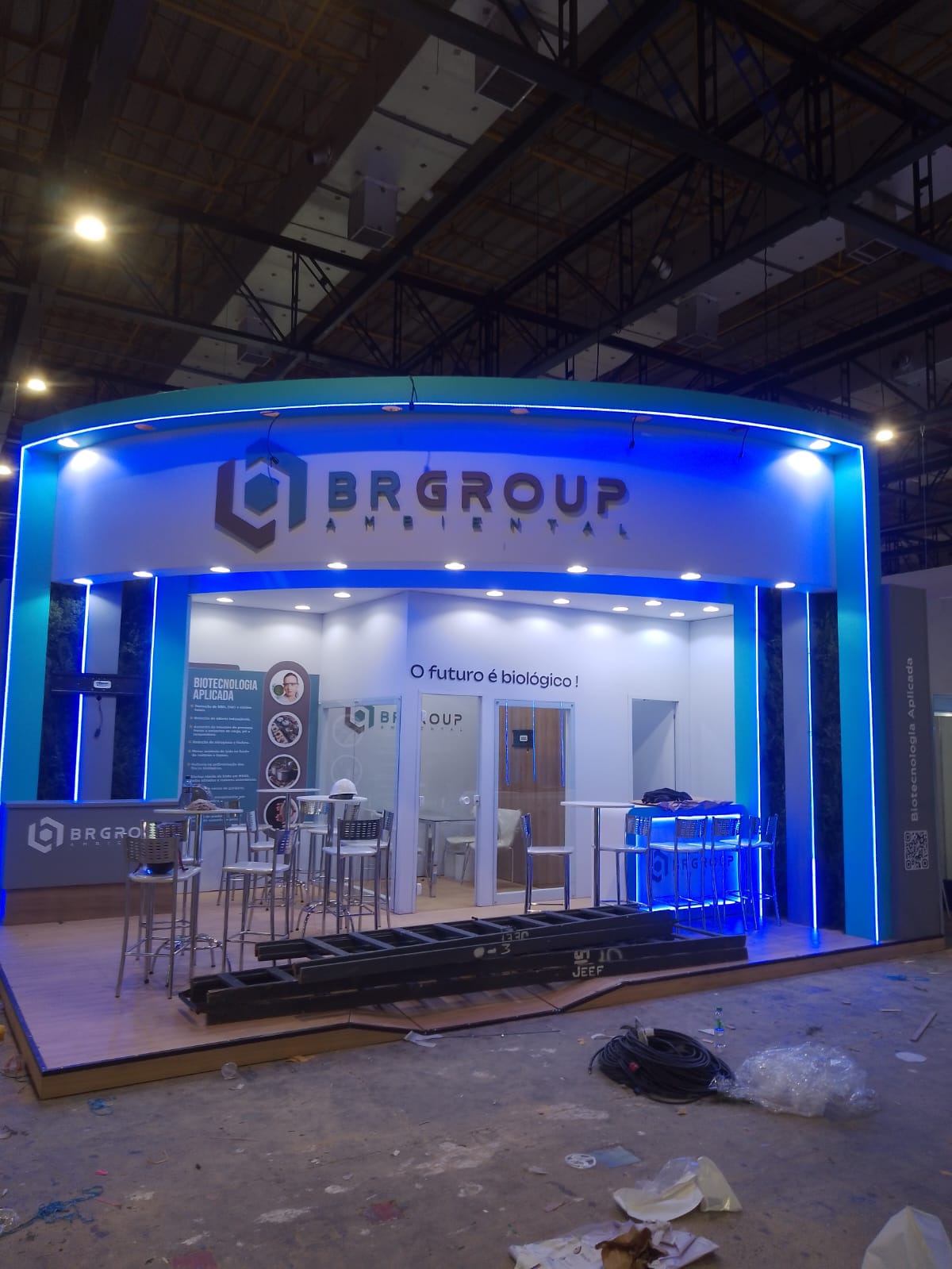Montagem do stand BR Group Ambiental com iluminação em LED