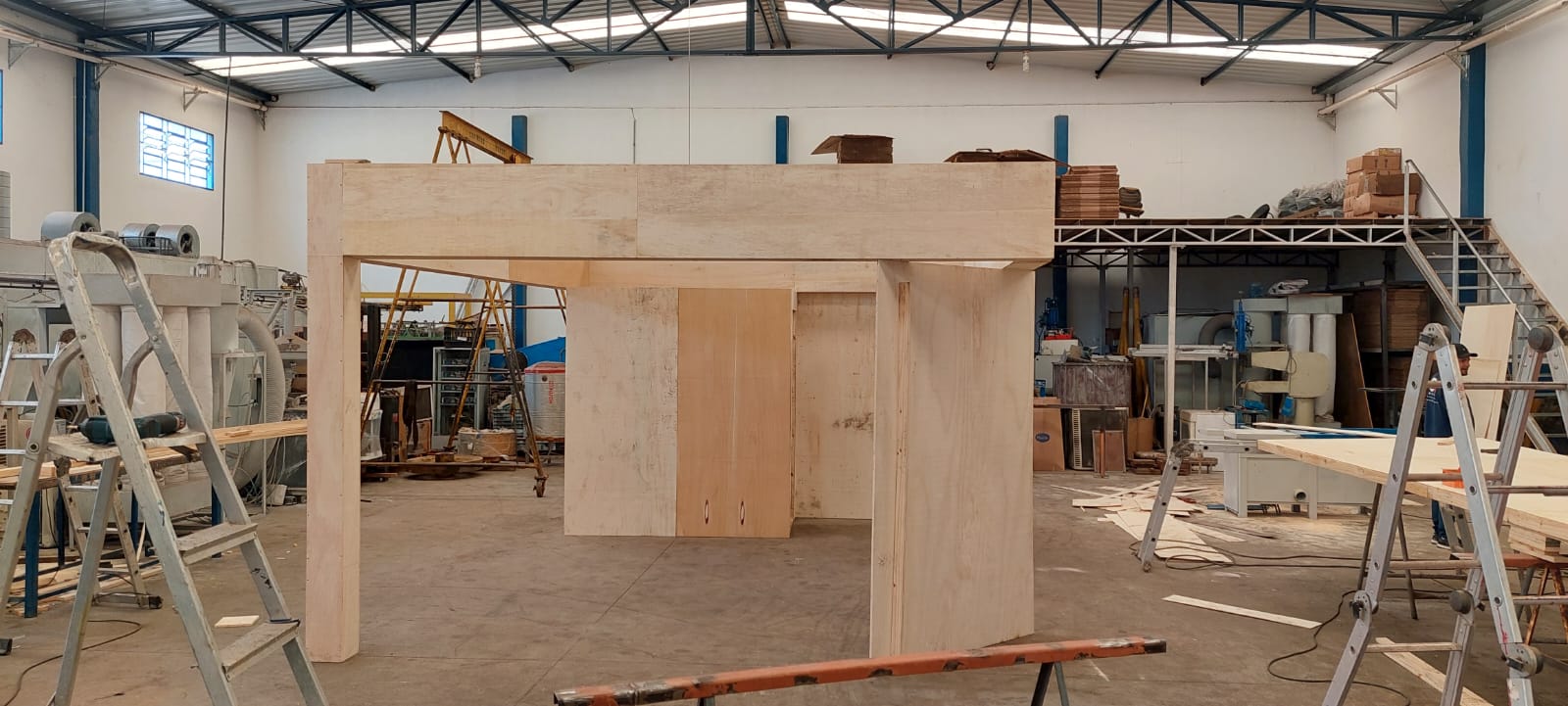 Estrutura de stand em madeira montada na fábrica