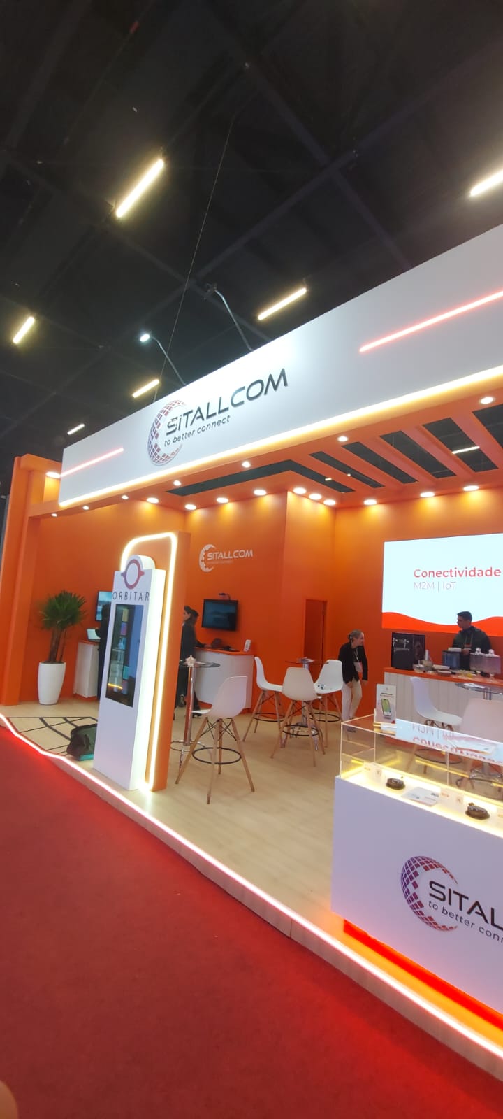 Stand executivo em feira de tecnologia