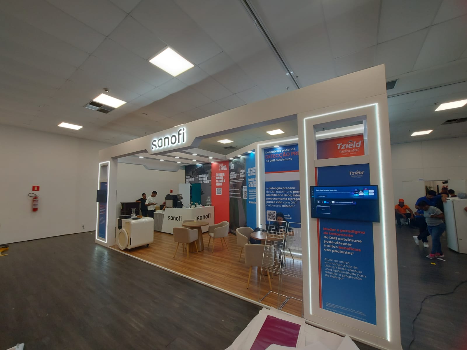 Stand Sanofi com iluminação laranja