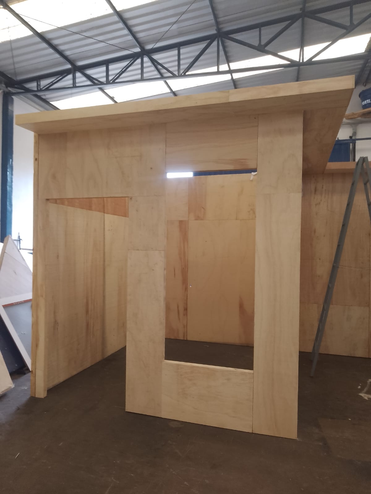 Módulo de stand com vão de vitrine em produção