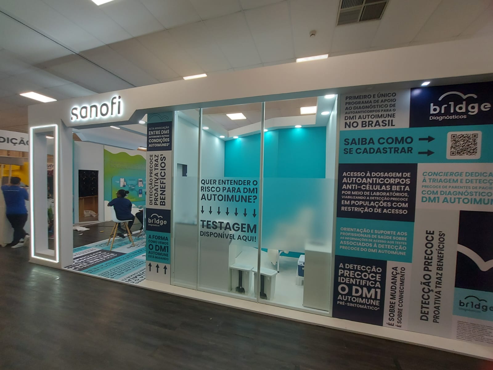 Stand Sanofi corporativo em feira