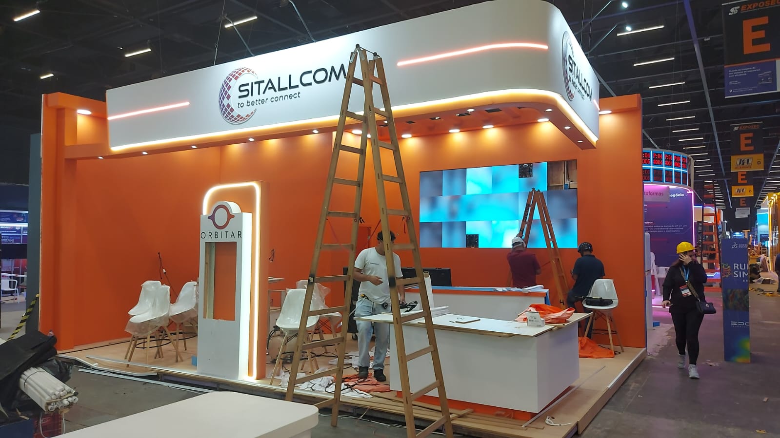 Montagem do stand SITALLCOM no pavilhão do evento