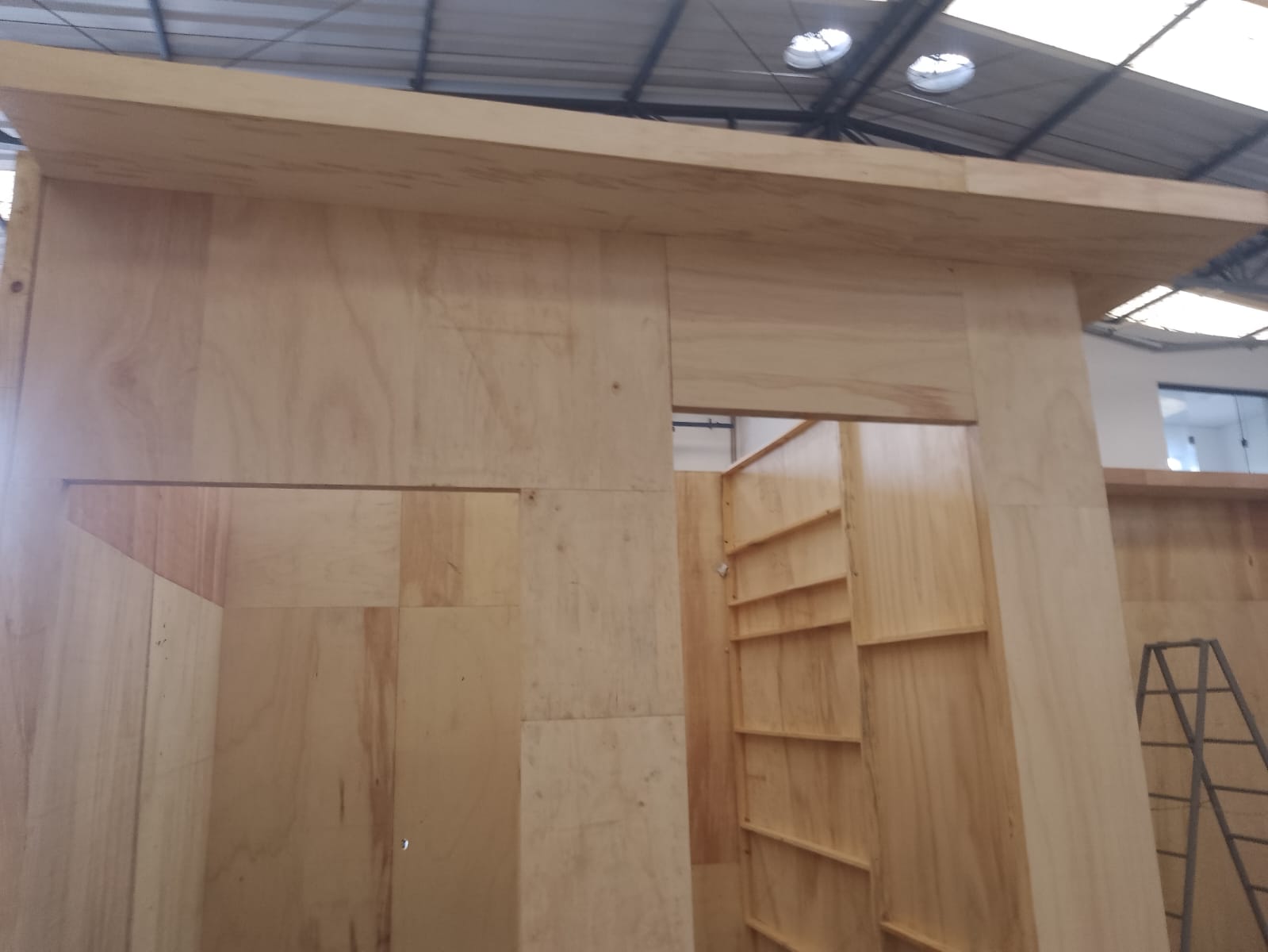 Detalhe do acabamento e prateleiras internas do stand